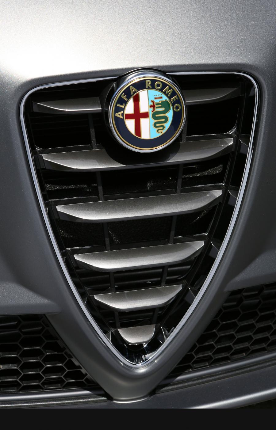 Логотип Alfa Romeo MiTo Quadrifoglio Verde (955) 2014 года  (фото 39 из 45)